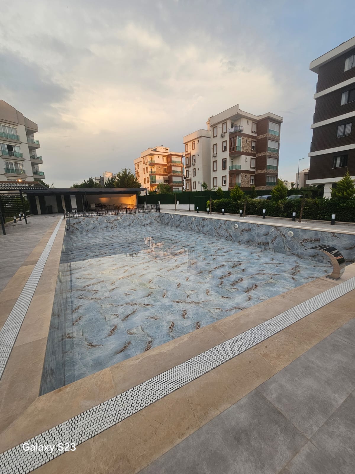 Antalya site havuzu bakımı temizlenmiş yüzey kontrolü